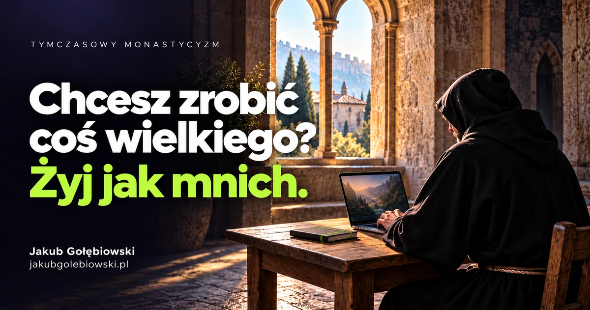 Mężczyzna w mnisim habicie pracuje przy laptopie w cichym klasztorze, ilustracja tymczasowego monastycyzmu